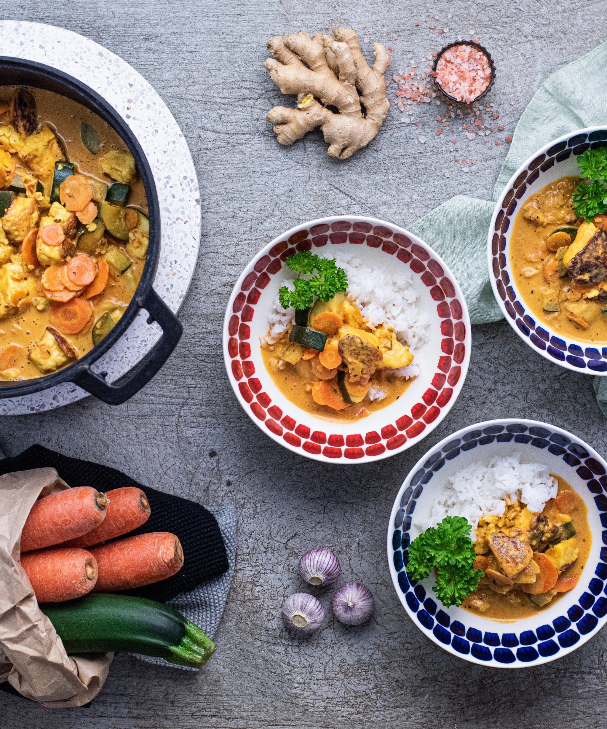 Miedosti mausteinen halloumi-kasviscurry & basmatiriisiä