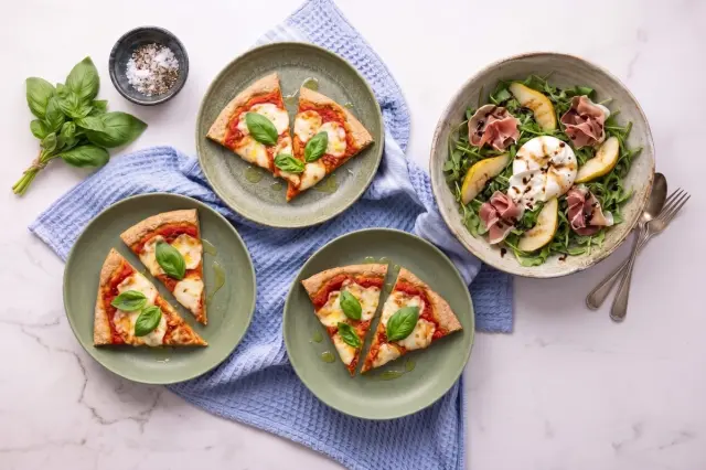 Celozrnná pizza Margherita & šalát s burratou a prosciuttom