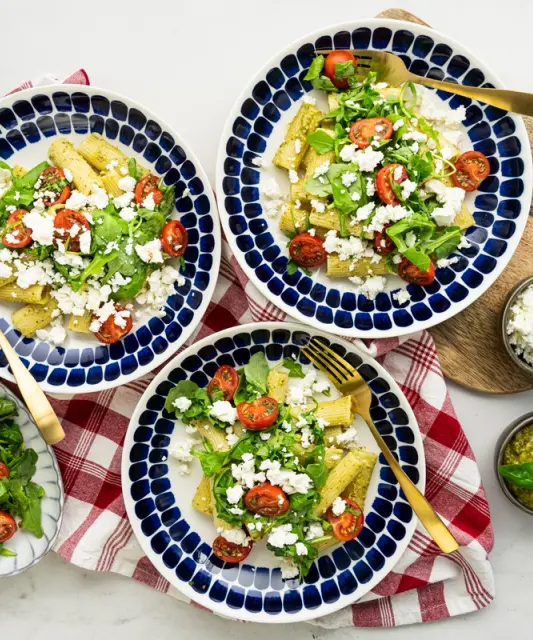 Nopea pasta basilikapestolla & salaattijuustolla