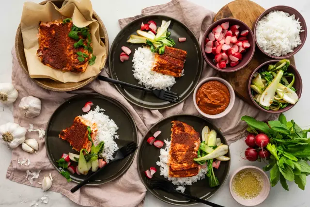 Punaisella currytahnalla maustettua lohta & paistettua paksoita