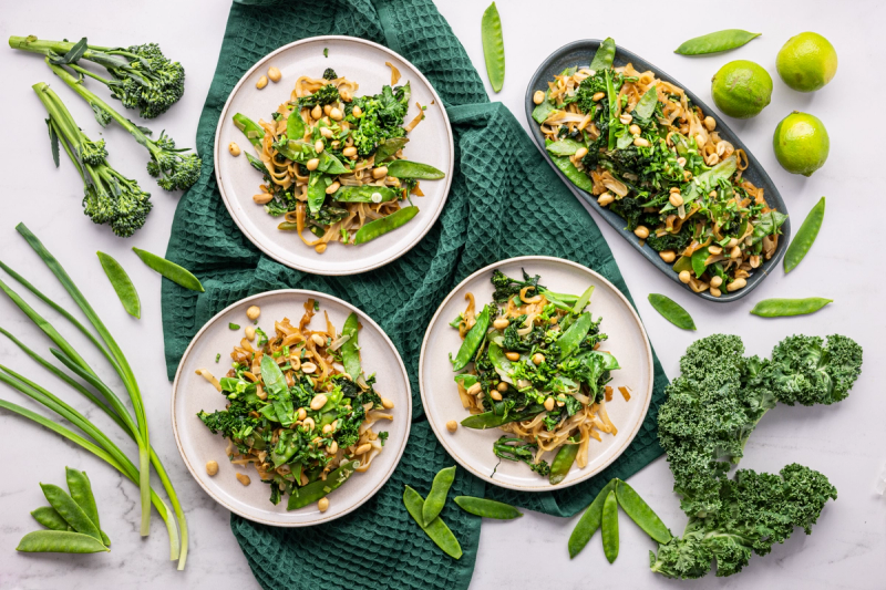 Vegaaninen Pad Thai vihreillä kasviksilla