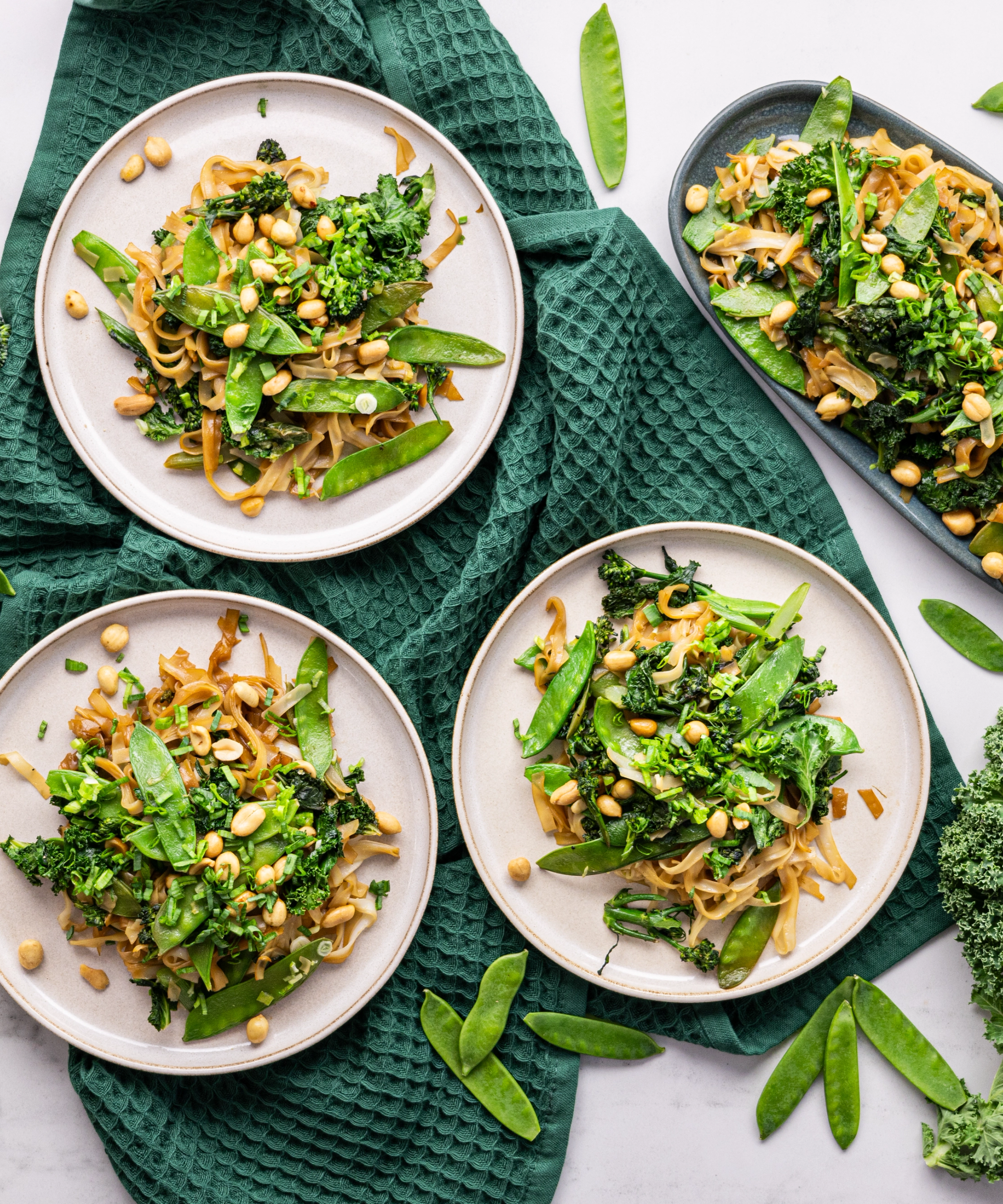 Vegaaninen Pad Thai vihreillä kasviksilla