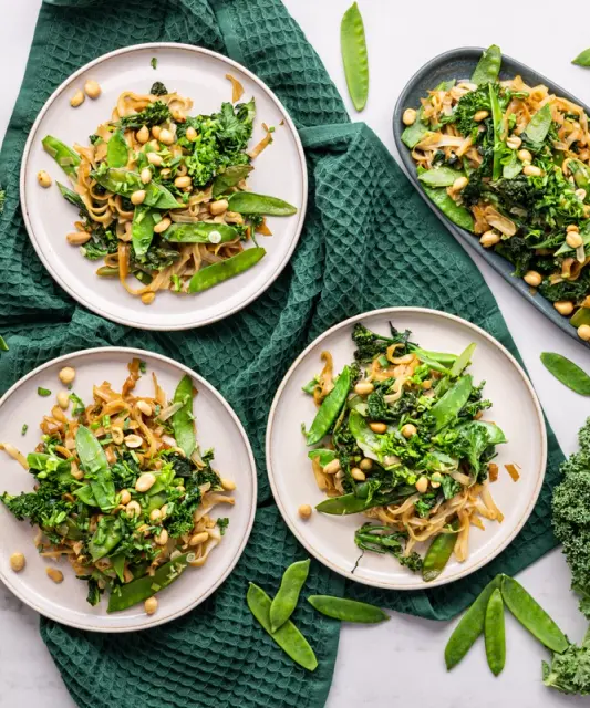 Vegaaninen Pad Thai vihreillä kasviksilla