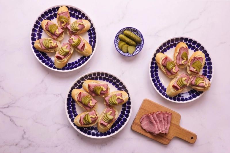 Pastrami bagetky s hořčičnou majonézou a okurkou
