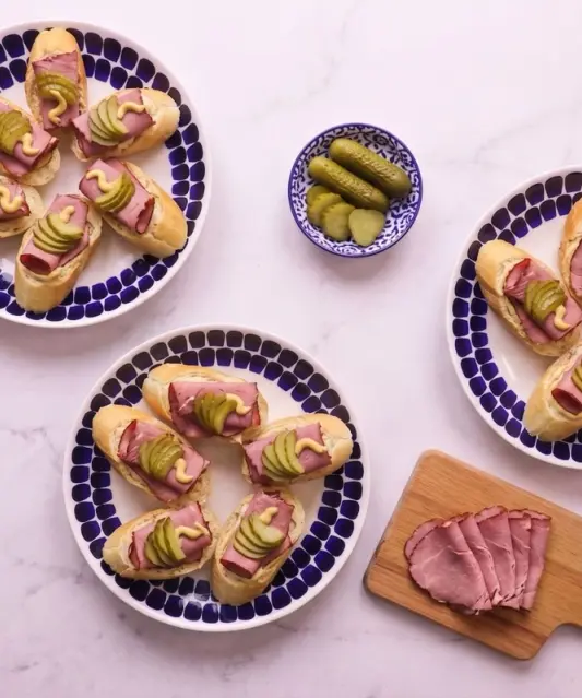 Pastrami bagetky s hořčičnou majonézou a okurkou