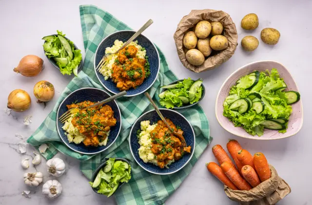 Vegaaninen nakkikastike, murskattuja perunoita & salaattia