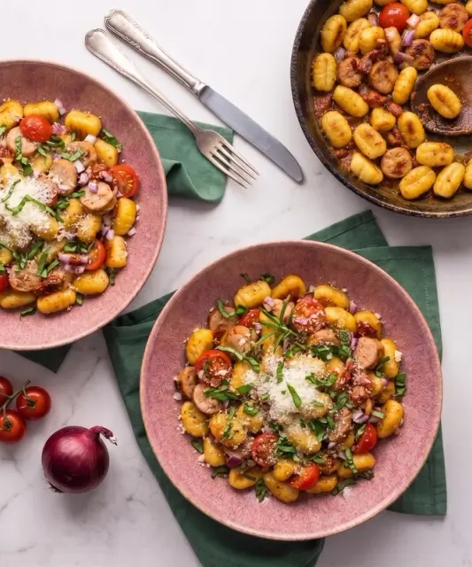 Opekané gnocchi s pestom zo sušených paradajok, vegetariánskymi párkami a bazalkou
