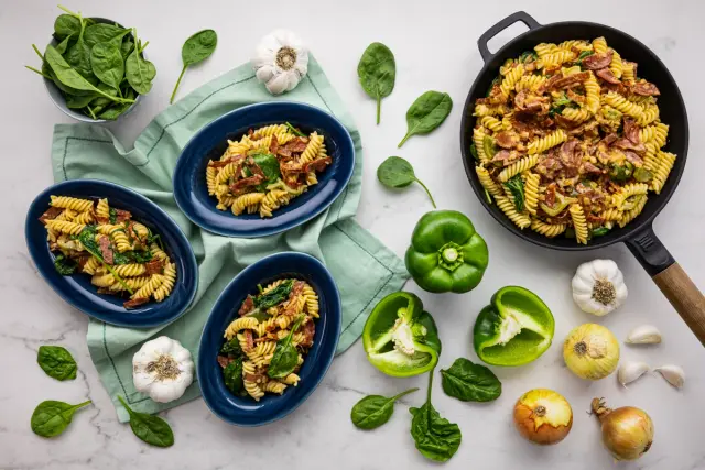 Kermainen pepperonipasta & pinaattia