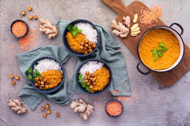 Indický dhal s uzeným tofu, kokosovým mlékem a basmati rýží