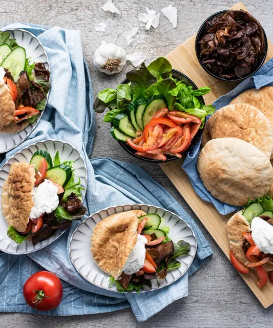 Ruokaboksin pitakebab jogurttikastikkeella
