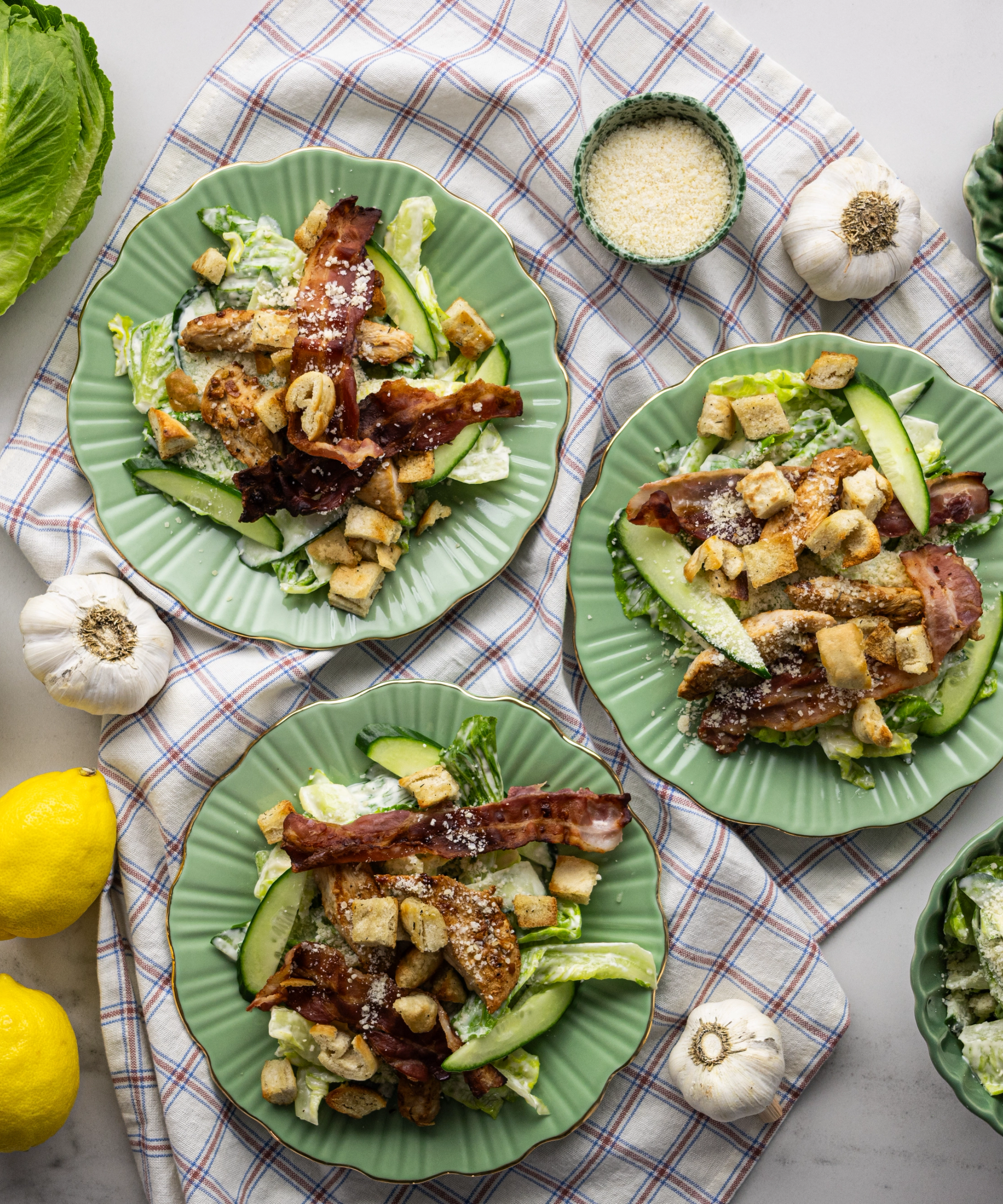 Ruokaboksin caesarsalaatti kanalla & pekonilla