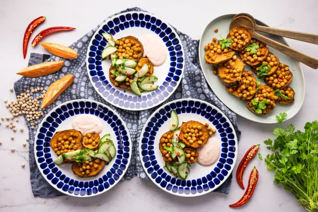 Uunissa paahdetut bataatit mausteisilla kikherneillä & chili-kurkkuja