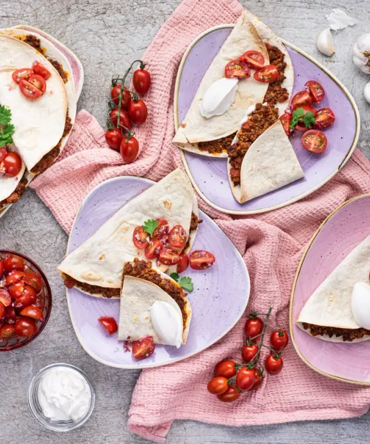Quesadillat mausteisella Muu-murulla & pico de galloa