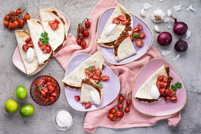 Quesadillat mausteisella Muu-murulla & pico de galloa