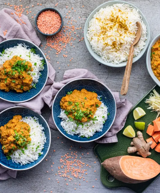 Kokosové batátové kari s čočkou a jasmínovou rýží
