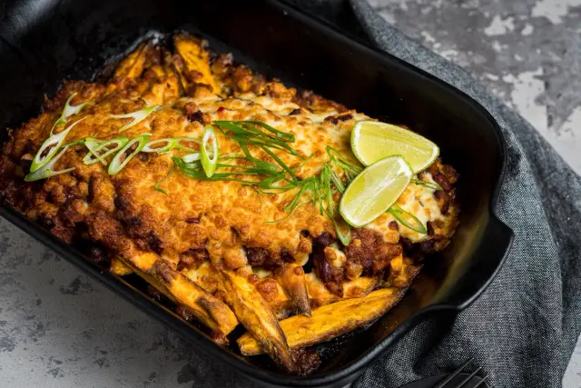Loaded fries maguskartuli ja rebitud sealihaga