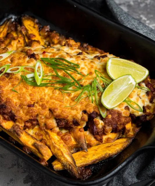 Loaded fries maguskartuli ja rebitud sealihaga