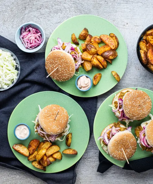 Vöner-burgerit coleslawlla & paahdettuja perunoita