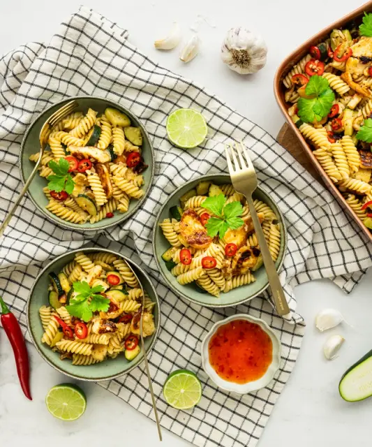 Gluteeniton hot halloumipasta kesäkurpitsalla