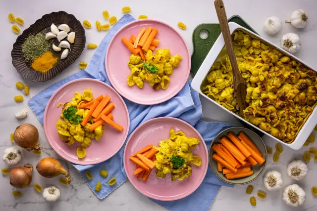Uunissa gratinoitu Palermon kanapasta & porkkanatikkuja