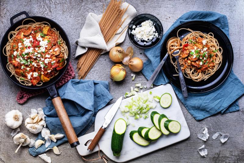 Středomořské linguine s rajčatovou omáčkou, cuketou a balkánským sýrem