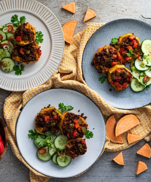 Uunibataatit mausteisella härkiksellä & chili-kurkkuja