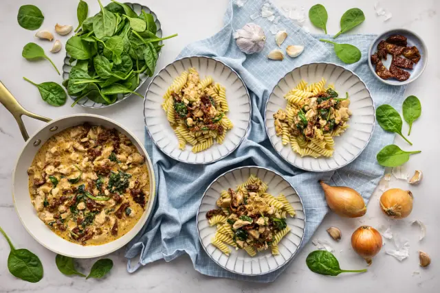 Gluteeniton kanapasta aurinkokuivatuilla tomaateilla & pinaatilla