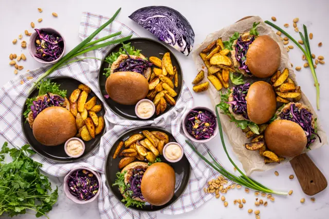 Ázijské kuracie burgery s kapustou a sezamovými zemiakmi