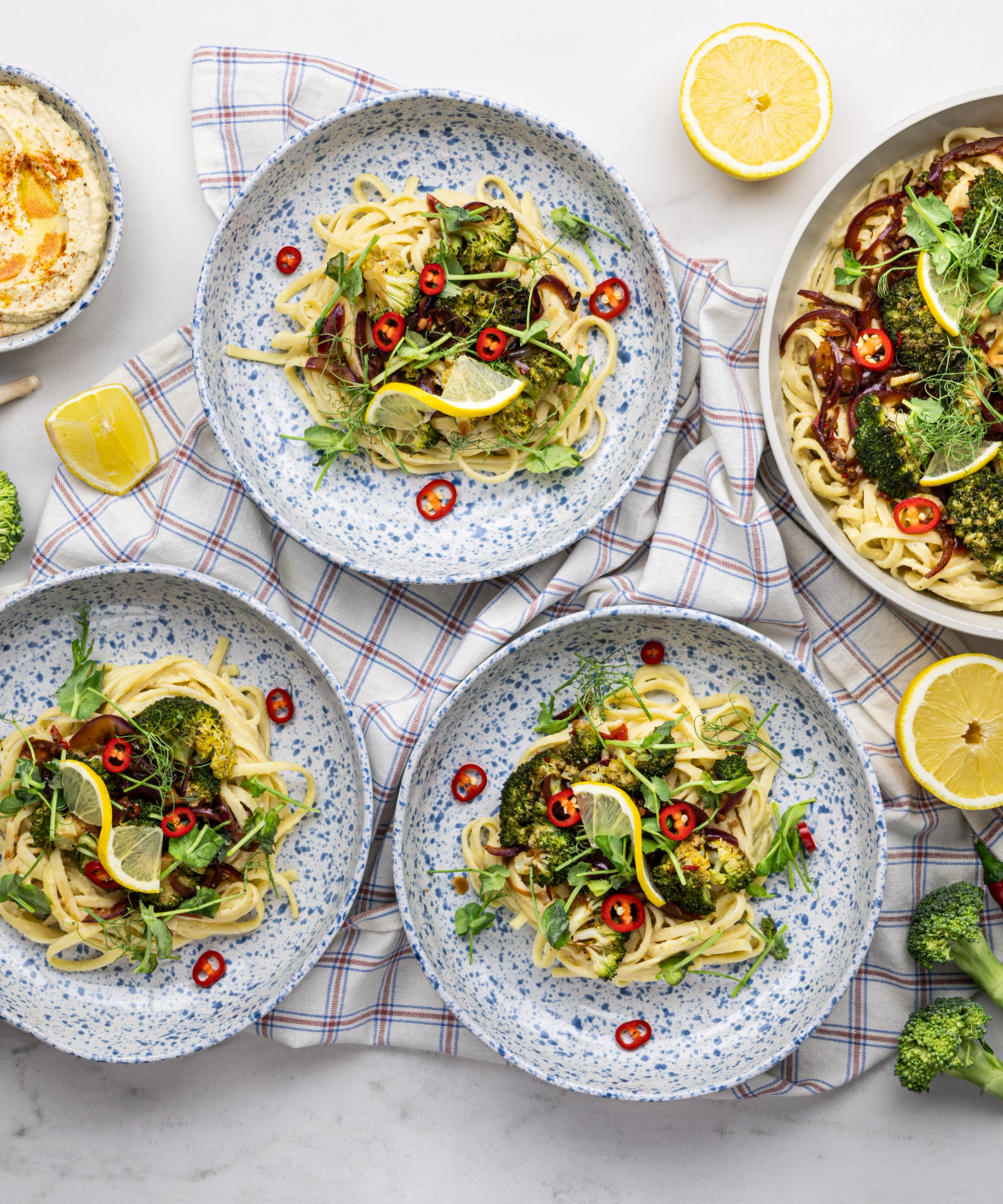 Gluteeniton pasta paahdetulla parsakaalilla & hummuksella