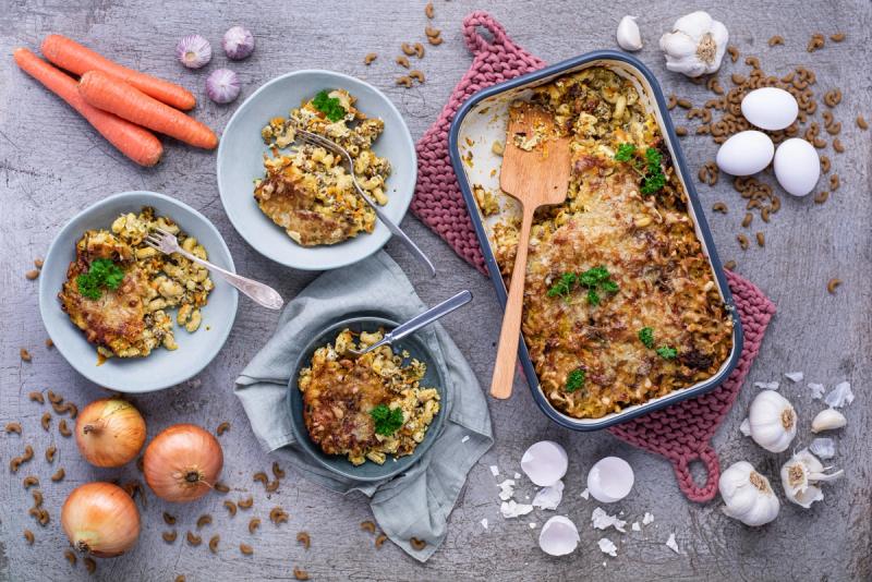 Juustolla gratinoitu makaronilaatikko & kurkkutikkuja
