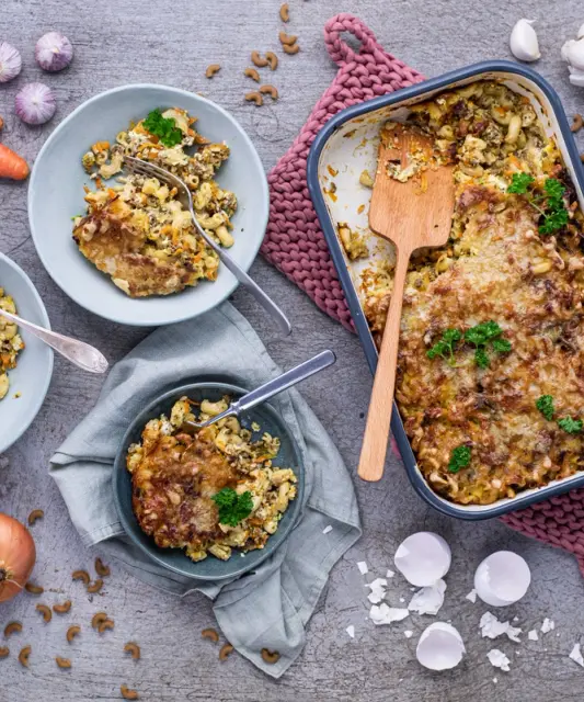 Juustolla gratinoitu makaronilaatikko & kurkkutikkuja