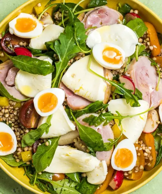 Toortatrasalat kanafileelõikude ja vutimunadega