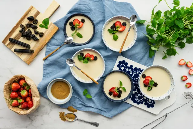 Lakritsipannacotta mansikoilla