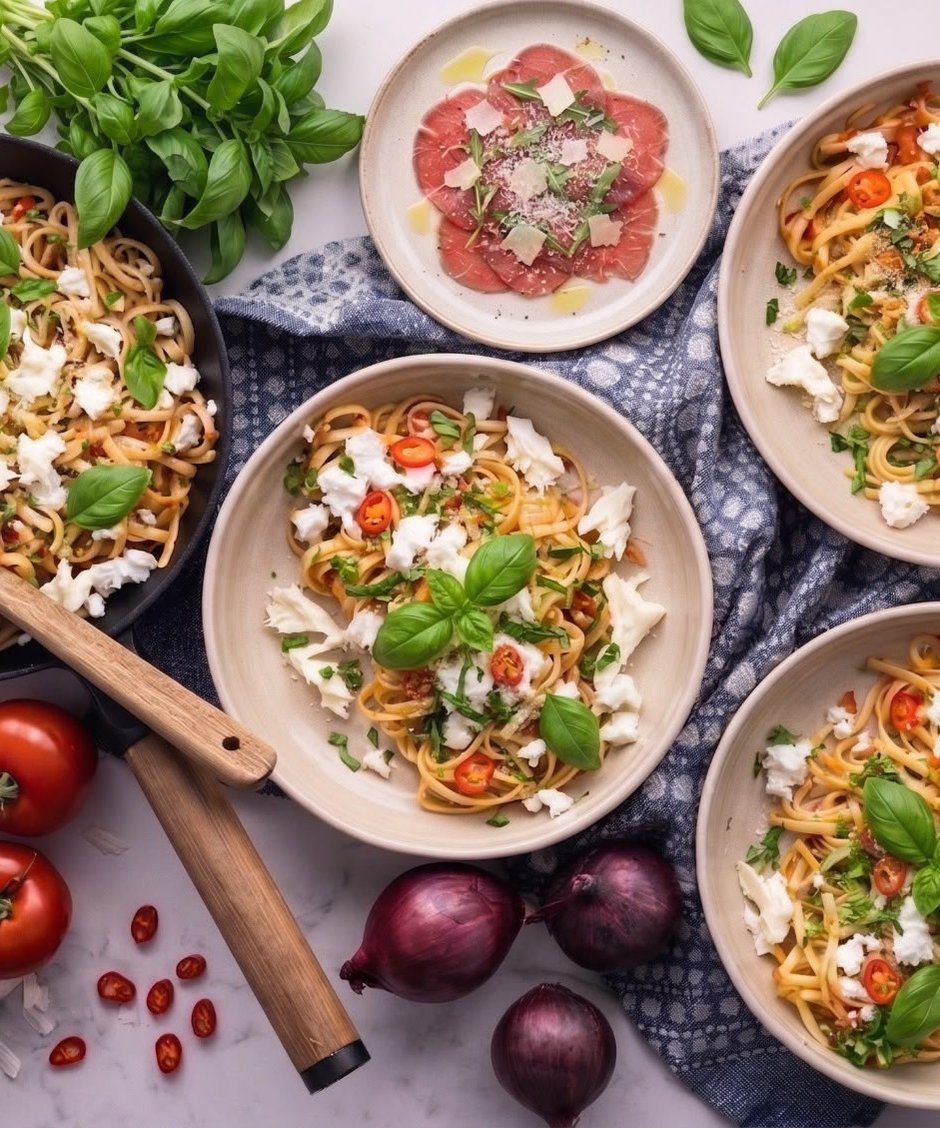 Těstoviny s pestem ze sušených rajčat, mozzarellou a parmazánem & farmářské carpaccio