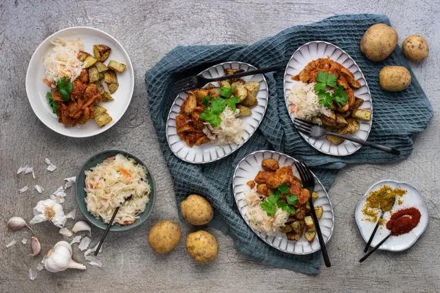 Ruokaboksin currywurstia & paahdettuja rosmariiniperunoita