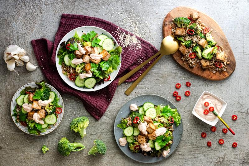 Vegetariánská tofu miska s brokolicí a paprikovým dipem