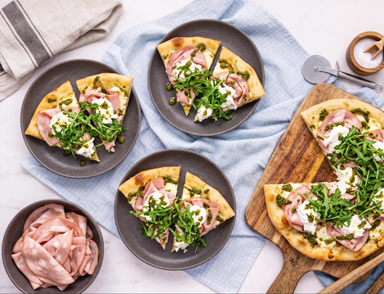Pizza s mortadellou, burratou, pestem a rukolou