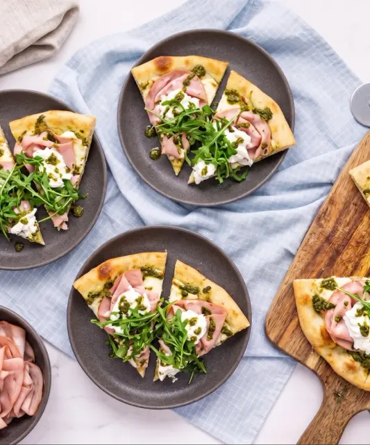 Pizza s mortadelou, burratou, pestom a rukolou