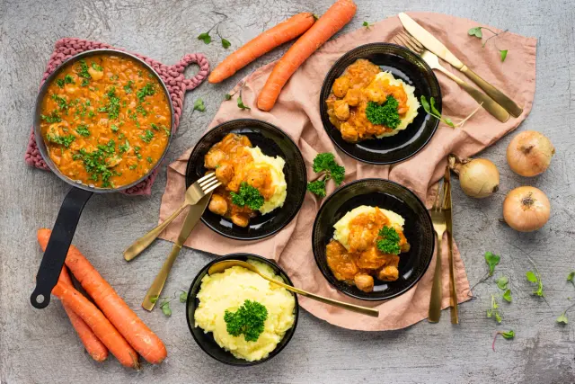 Ruokaboksin siskonmakkarapata & murskattuja perunoita