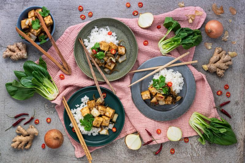 Uzené tofu s jasmínovou rýží, pak choi a chili na asijský způsob