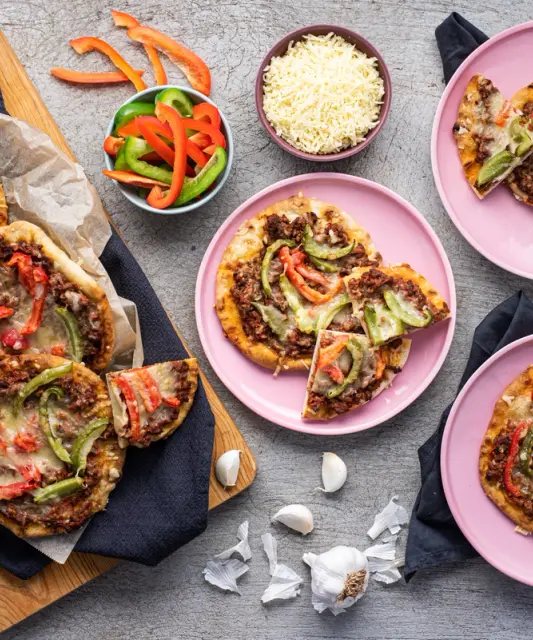 Pitaleipäpizzat jauhelihalla & paprikalla