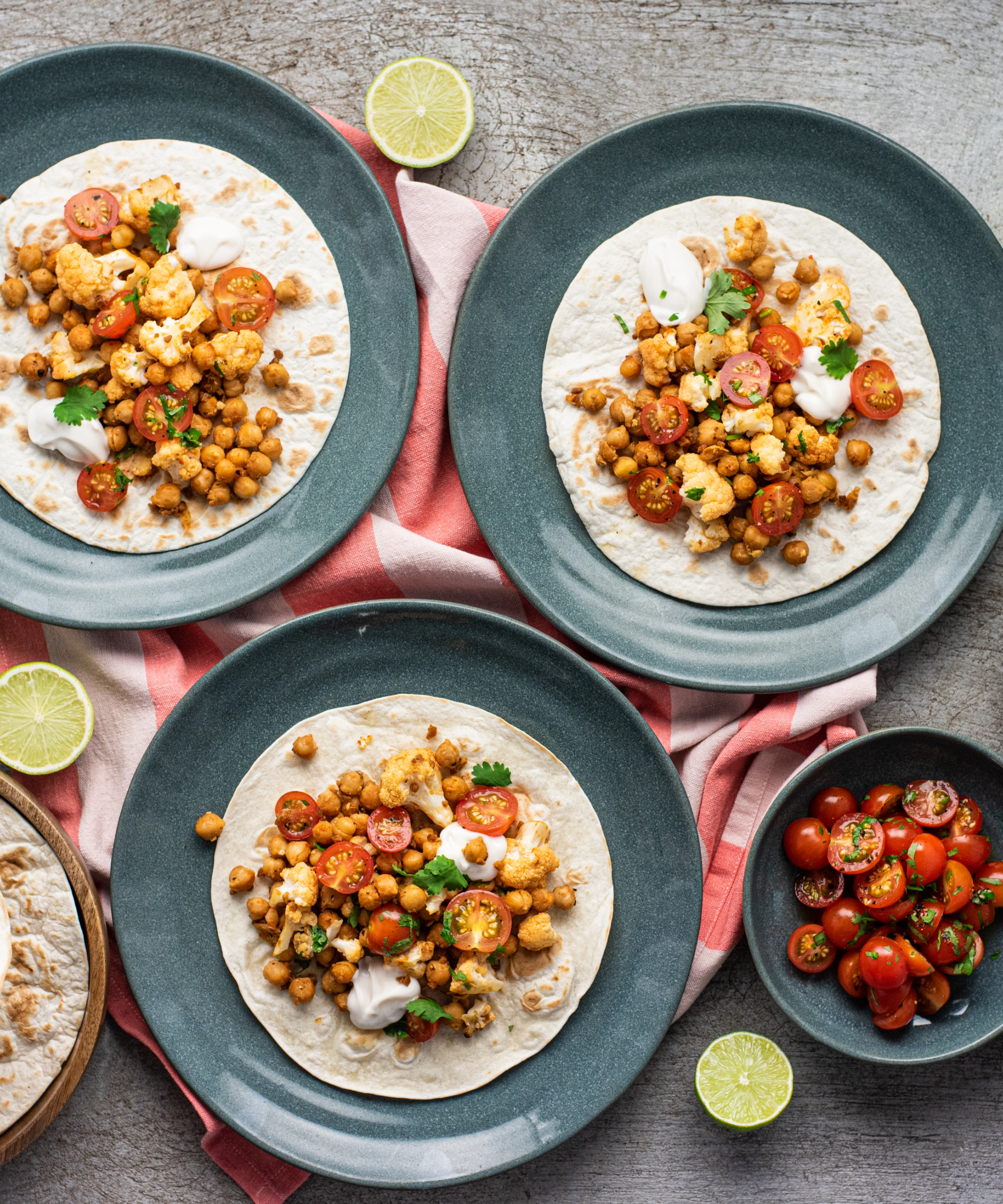 Tortillat paahdetulla satay-kukkakaalilla & kikherneillä