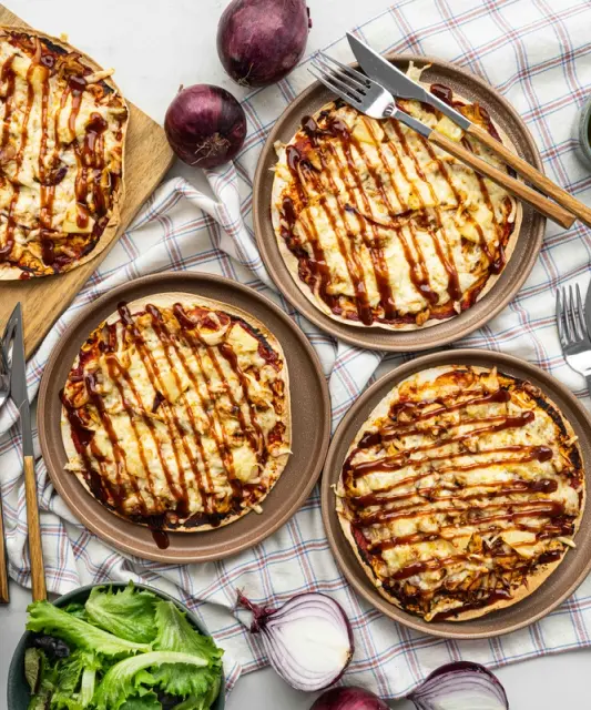 Tortillapizzat BBQ-nyhtökanalla & ananaksella
