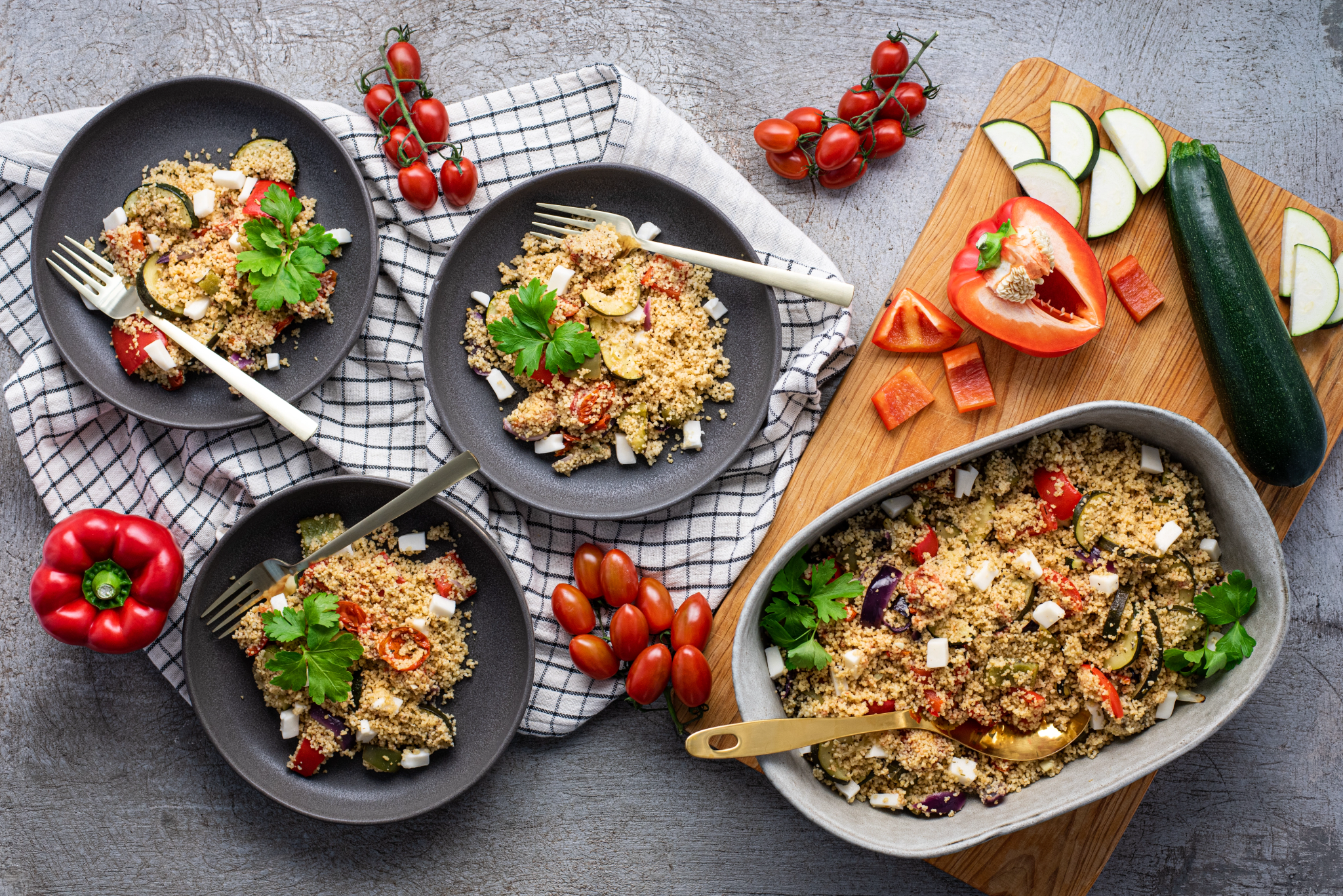 Salaatti paahdetuilla kasviksilla, fetajuustolla & couscousilla
