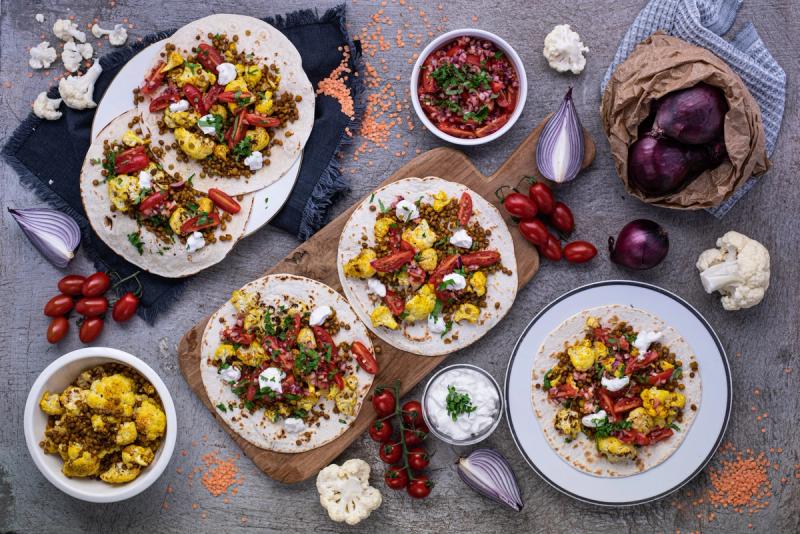 Tacos s pečeným květákem, čočkou, salsou a zakysanou smetanou