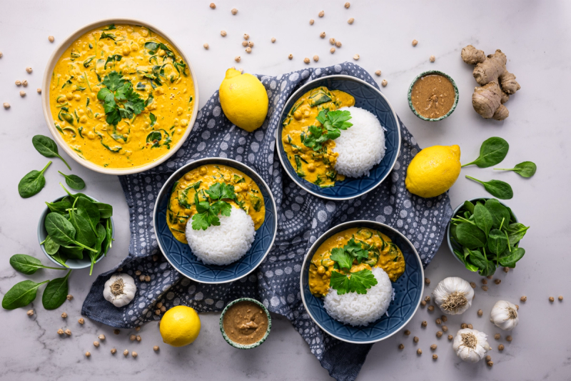 Maukas kikhernecurry maapähkinävoilla & riisiä