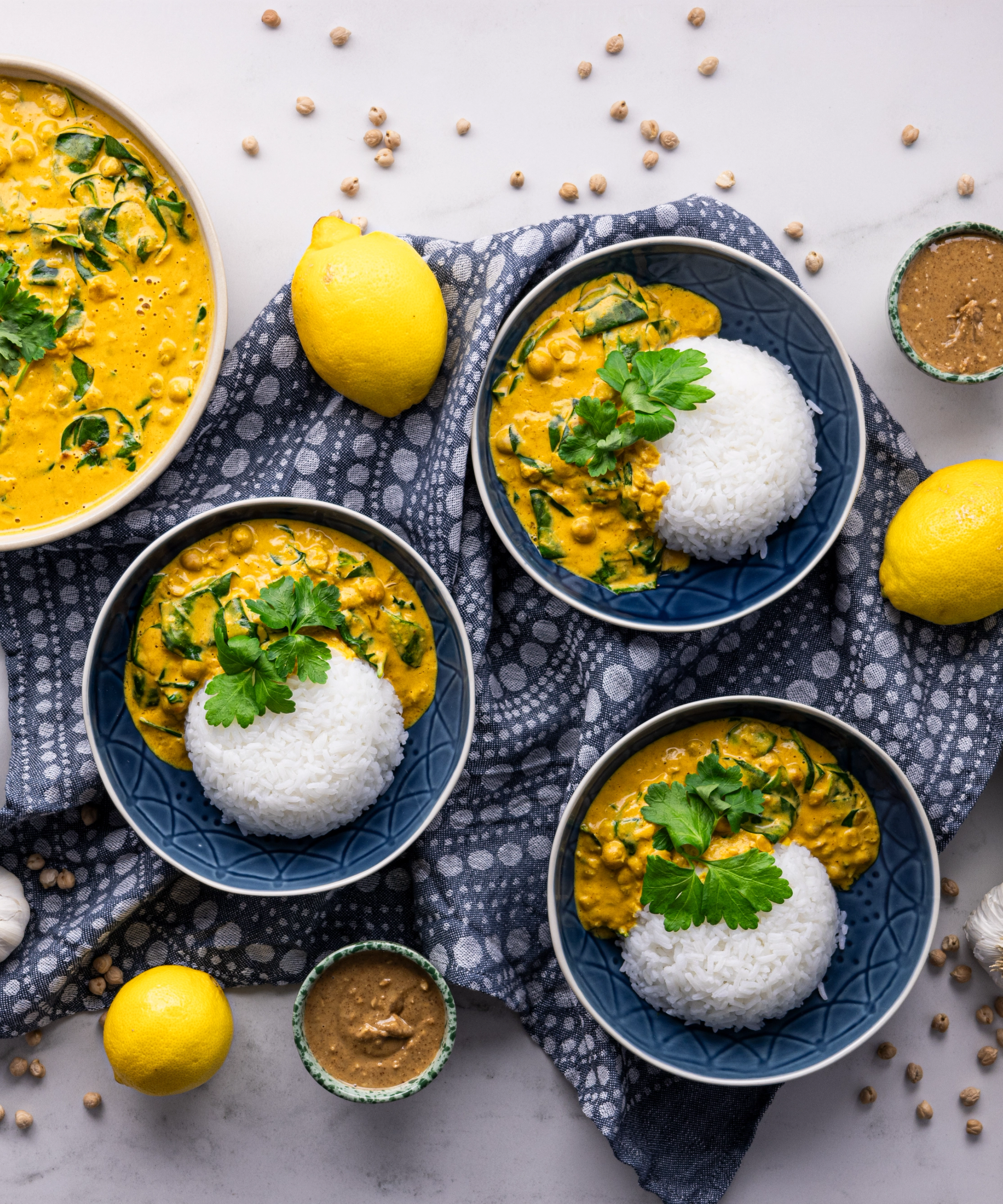 Maukas kikhernecurry maapähkinävoilla & riisiä