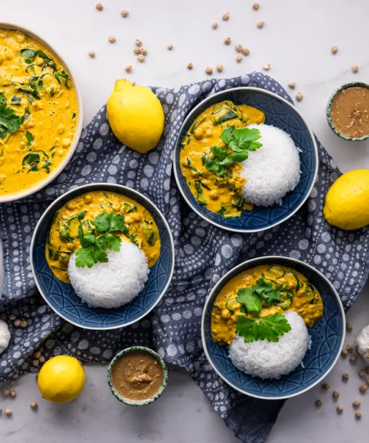 Maukas kikhernecurry maapähkinävoilla & riisiä
