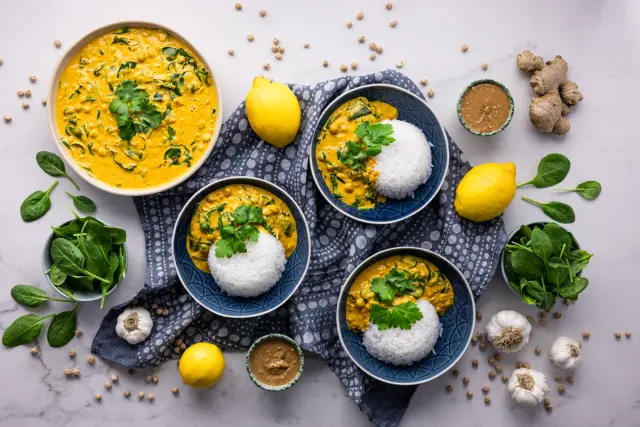 Maukas kikhernecurry maapähkinävoilla & riisiä