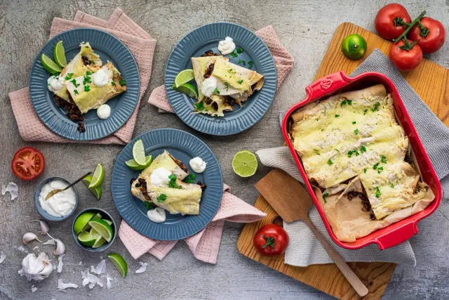 Uunissa gratinoidut jauheliha-enchiladat